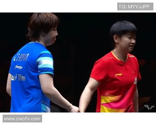 总决赛赛场细节镜头揭示球员小动作引发热议与争议